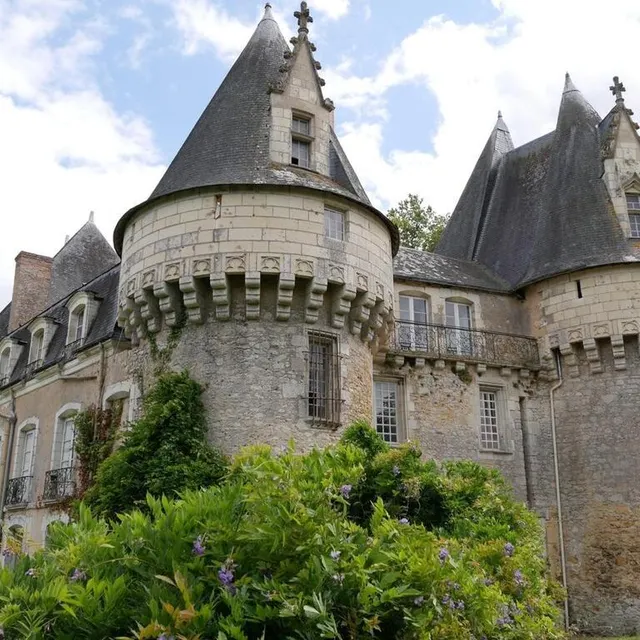 photo avec ses deux tours médiévales, l’entrée du château de bazouges impressionne.  ©  archives ouest-france