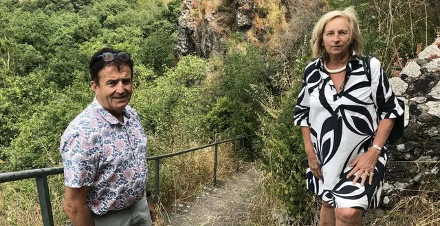 photo  luc chauvin, maire déléguée de la chapelle-saint-florent, et anne du boucheron, propriétaire du château de la baronnière, veulent rouvrir ce sentier fermé au public depuis avril 2022.  &copy;  ouest-france 