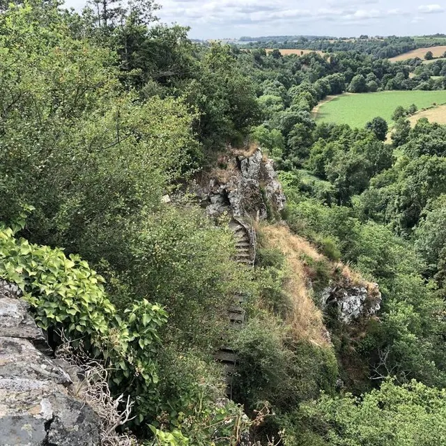 En janvier 2022, un promeneur s’est inquiété du risque d’éboulement d’un rocher. L’association en charge du lieu a aussitôt pris la décision de fermer partiellement l’escalier. Ouest-France photo en janvier 2022, un promeneur s’est inquiété du risque d’éboulement d’un rocher. l’association en charge du lieu a aussitôt pris la décision de fermer partiellement l’escalier. © ouest-france