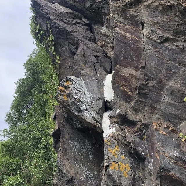 La grosse roche fissurée, source des inquiétudes?. Ouest-France photo la grosse roche fissurée, source des inquiétudes?. © ouest-france