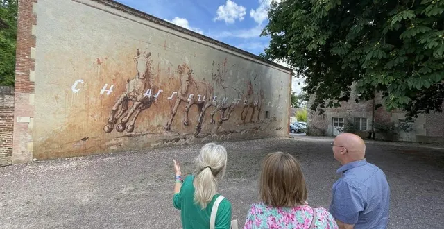 photo  l’œuvre du street artiste war ! intitulée « chassez le naturel… »  &copy;  ouest-france 