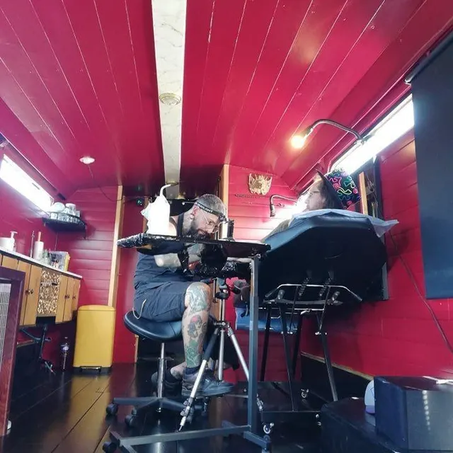 photo klément ciannarella tatouant dans le bus.  ©  dr