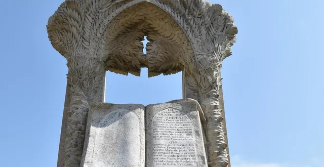 photo  une partie de la stèle monumentale sous laquelle repose hélène bertaux, au cimetière de saint-michel-de-chavaignes.  &copy;  le maine libre 