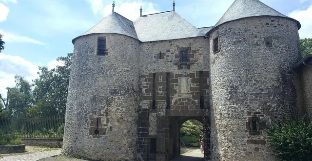 photo  c’est sur la poterne du château que les tableaux sont projetés.  &copy;  le maine libre 