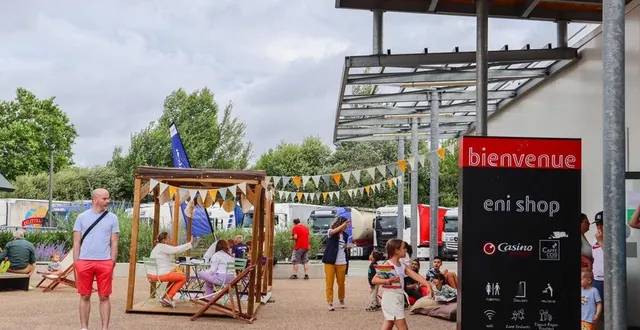 photo  l’aire de la ferté-bernard (sarthe) décorée dans le cadre des animations #bienarriver proposées par vinci autoroutes.  &copy;  ouest-france 