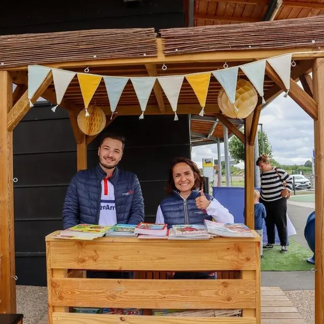 photo des agents de vinci autoroutes distribuent des magazines à destination des enfants, sur l’aire d’autoroute de la ferté-bernard (sarthe).  ©  ouest-france