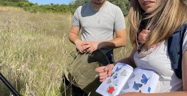 photo  amélie roux, animatrice au conservatoire des espaces naturels, a présenté les papillons à protéger à quelques salariés de l’industrie des carrières, le 6 juillet 2023 à cré-sur-loir.  &copy;  le maine libre 