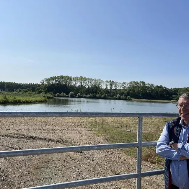 photo benoît scelles, du groupe pigeon granulats loire anjou, devant l’ancienne carrière exploitée par le groupe à bazouges, devenue habitat privilégié de nombreuses espèces d’oiseaux. à gauche, l’îlot constitué avec la partie des terres extraites non valorisables.  ©  le maine libre