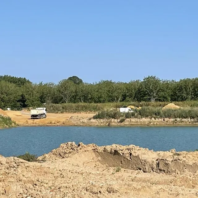 photo la carrière de bazouges-cré actuellement exploitée, juste en face de celle investie par les oiseaux.  ©  le maine libre