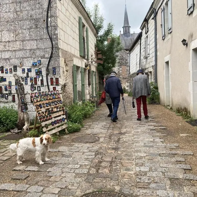 photo les petites rues piétonnes de béhuard, sa vue sur l’église plaisent aux visiteurs comme aux habitants.  ©  ouest france