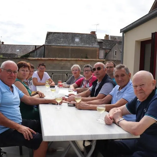 photo dès 11 h 30, samedi 15 juillet 2023, un groupe de crosmièrois étaient attablés sur la terrasse de l’épicerie-bistrot.  ©  ouest-france