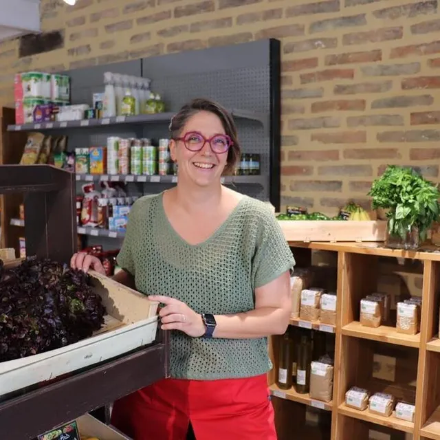 photo marie-pierre bruneau-emonnet, salariée des délices de la forge, tient l’épicerie-bistrot de crosmières avec armelle quartier.  ©  ouest-france