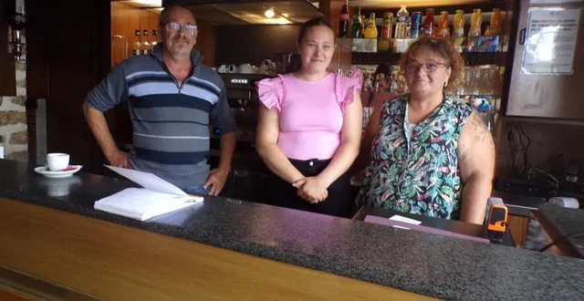 photo  le responsable, fabrice valois, avec bénédicte valois et solange valois  &copy;  ouest-france 