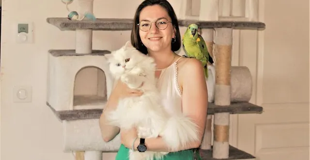 photo  cassandre contant corabœuf, ici avec olive, un cacatoès bavard et syrius, le chat persan.  &copy;  ouest-france 