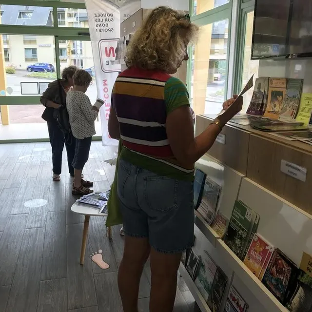 photo les produits du terroir continuent de séduire les touristes de passage à bagnoles-de-l’orne.  ©  ouest-france