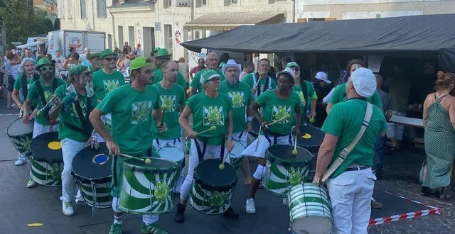 photo  la batucada brazauréoles dont les percussions ont résonné dans les rues du village.  &copy;  le maine libre 
