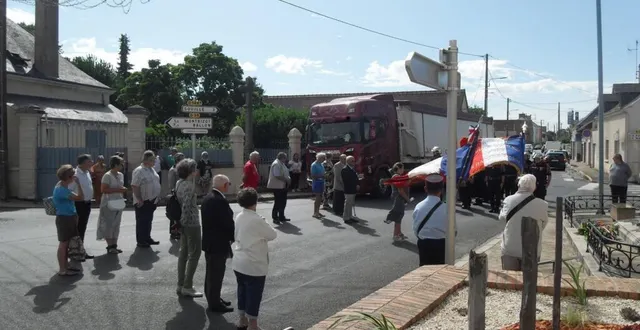 photo  quelques regards inquiets lors du passage du camion.  &copy;  le maine libre 