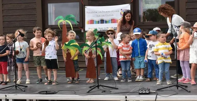 photo  les jeunes écoliers sur scène.  &copy;  le maine libre 