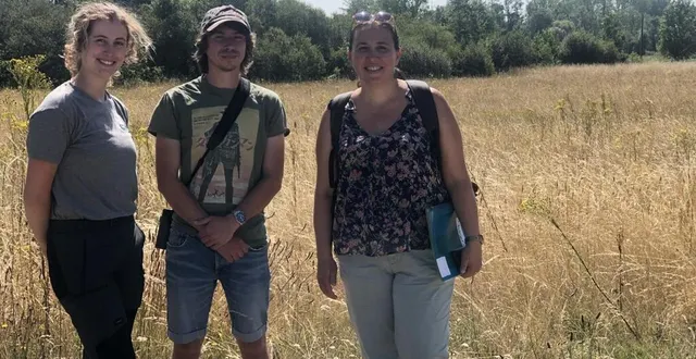photo  jézabel joalland (à droite), avec lisa et maël, une équipe au service de la nature au département. ici : devant la prairie aux papillons rares sur le site de cherré à aubigné-racan.  &copy;  le maine libre 