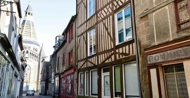 photo  dans les ruelles de domfront, dans l’orne.   &copy;  gérard houdou 