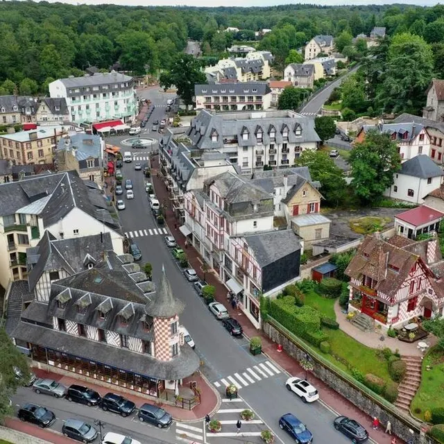 photo la station thermale de bagnoles-de-l'orne, avec ses villas au charme belle epoque.  ©  stéphane geufroi / archives ouest-france