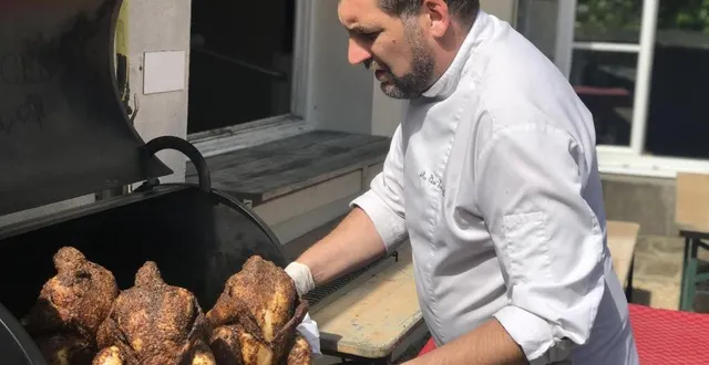 photo  arnaud barthomeuf, chef au père tranquille, fait cuire au barbecue le poulet sur une canette de bière.  &copy;  ouest-france 