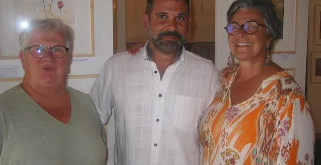 photo  cristobal etchebarne, entouré de sandrine torossian (à dr), à l’initiative de l’exposition et de jacqueline marais maire adjointe.  &copy;  ouest-france 