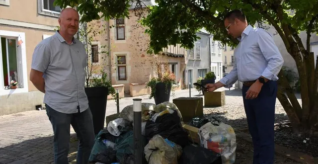 photo  en présence de jérôme landemaine, responsable du service parcs et jardins (à g.), nicolas leudière, maire de sablé-sur-sarthe, prend en photo un nouveau dépôt d’ordures sauvages dans le square du jouvancel.  &copy;  le maine libre 
