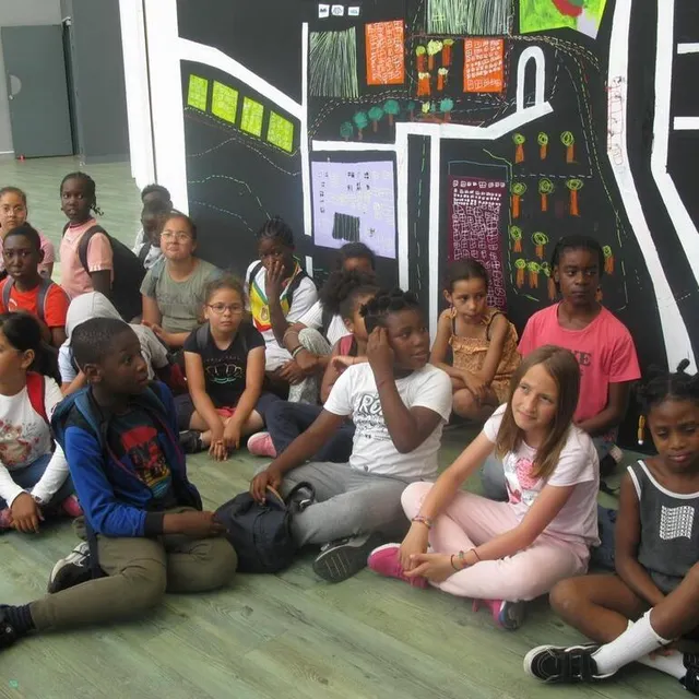 photo les écoliers ont réalisé une fresque de leur quartier comme ils le voient avec ses couleurs.  ©  ouest-france