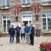 photo  les présidents du comité de jumelage et les maires des deux villes se sont retrouvés devant la mairie aux couleurs des deux pays. 