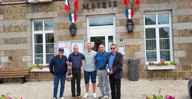 photo  les présidents du comité de jumelage et les maires des deux villes se sont retrouvés devant la mairie aux couleurs des deux pays.  &copy;  ouest-france 