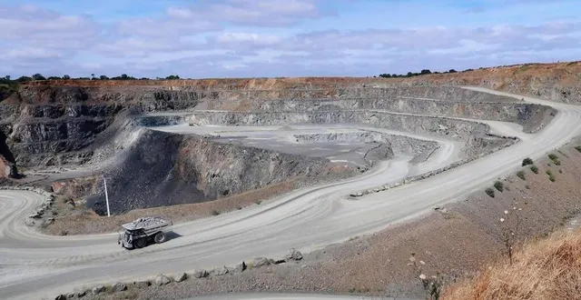 photo  la carrière de la noubleau est l’une des plus importantes de la région.  &copy;  archives co 