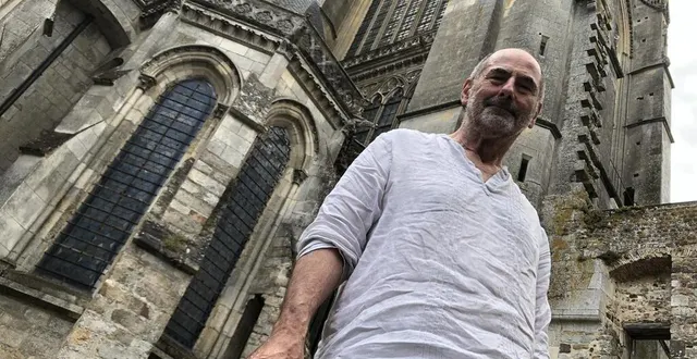 photo  jacques gouin, alias « le chimérique », a puisé dans les livres d’histoire pour écrire le nouveau spectacle. « avec le concours des comédiens de la troupe », précise-t-il.  &copy;  ouest-france 