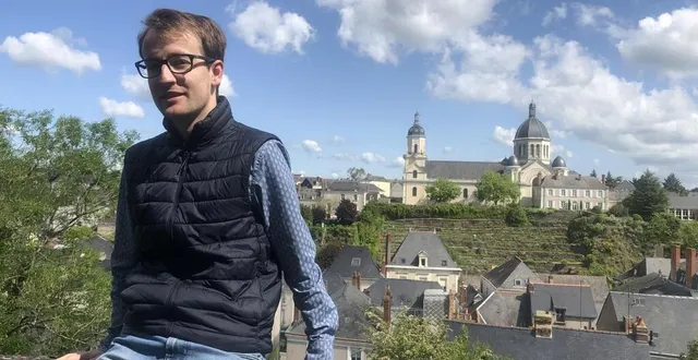 photo  segré, mardi 16 mai 2023. jean luard sur le toit de sa ville.  &copy;  co – franck de brito 