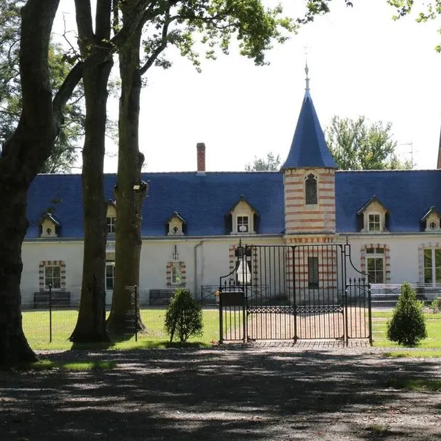 Maison du roman « Vipère au poing » d’Hervé Bazin, le château du Patys, située à Marans, a fait l’objet d’un livre de Jean Luard. Archives CO – Marie-Hélène Moron photo maison du roman « vipère au poing » d’hervé bazin, le château du patys, située à marans, a fait l’objet d’un livre de jean luard. © archives co – marie-hélène moron