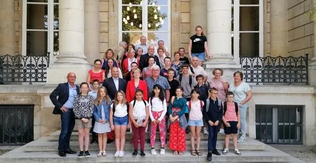 photo  le conseil municipal des jeunes est allé visiter l’assemblée nationale avec la députée véronique louwagie.  &copy;  val-au-perche 
