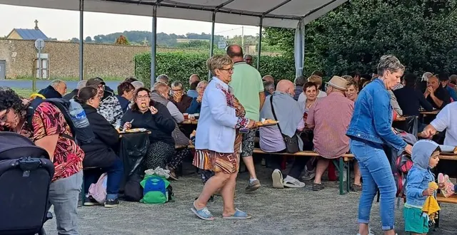 photo  samedi, alors que les artificiers préparaient le feu d’artifice, environ 200 personnes attendaient le spectacle autour d’un repas. dans la salle, quelques enfants profitaient de l’espace pour danser. « on décale toujours la cérémonie », explique le maire luc bourmault.  &copy;  ouest-france 
