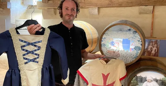 photo  au manoir, il est possible de se vêtir à la mode du moyen-âge pendant certaines visites, et même d’acheter les déguisements.  &copy;  le maine libre 