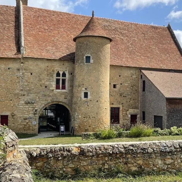 photo le manoir de la cour est ouvert tout l’été. il est possible de pique-niquer en extérieur.  ©  le maine libre