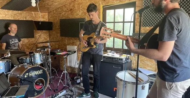 photo  de gauche à droite : sylvain lemoine, bruno coulon (aalas) et arthur allizard vont ouvrir la 26e édition du festival art sonic de briouze (orne).  &copy;  ouest-france 