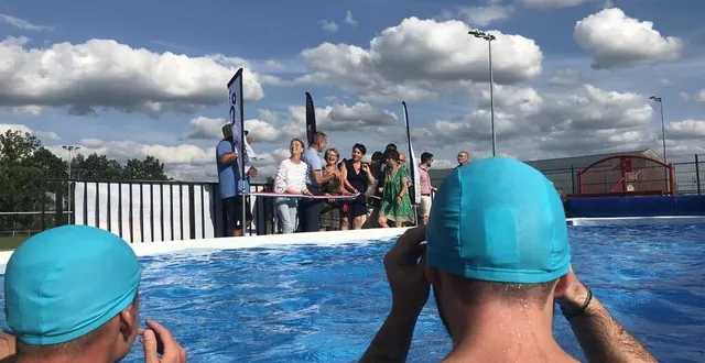 photo  la maire de joué-l'abbé (sarthe), la communauté des communes de sarthe et la maison des projets, coupent le cordon d'inauguration d'un bassin éducatif, mercredi 12 juillet 2023.  &copy;  ouest france 