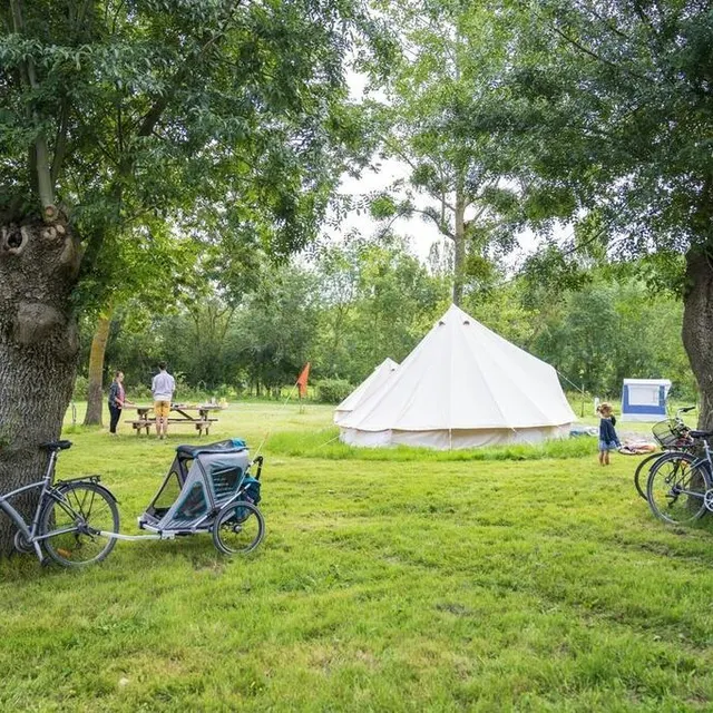 photo le camping ecoloire, à saint-florent-le-vieil, répond à la demande des cyclotouristes avec des tentes prémontées.  ©  dominique drouet