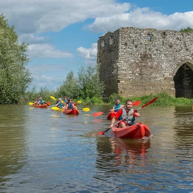 photo les touristes peuvent louer des kayaks pour s’offrir une balade sur la loire.  ©  dominique drouet