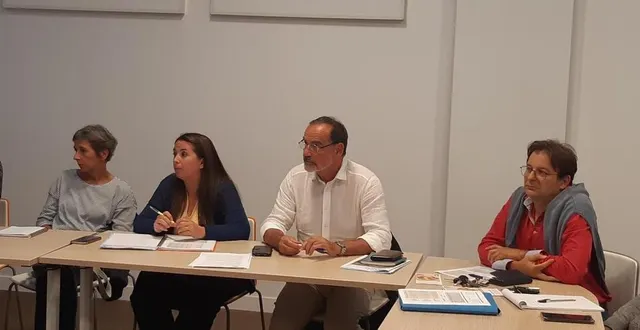 photo  jean-claude moser, maire, avec à droite fabrice jegou, très remonté concernant le manque de médecins dans la commune.  &copy;  le maine libre 