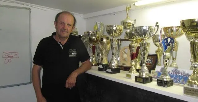 photo  francis bourge, dans la salle du club : « j’ai quitté mes fonctions ne souhaitant plus avoir de responsabilités au sein du club ; ma passion du foot ne m’a pas quitté, je viendrai toujours de temps en temps pour aider ».  &copy;  ouest-france 