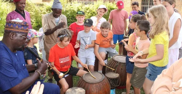 photo  yacouba moumouni (à gauche) est un célèbre flûtiste nigérien, auteur, compositeur et chanteur.  &copy;  ouest-france 