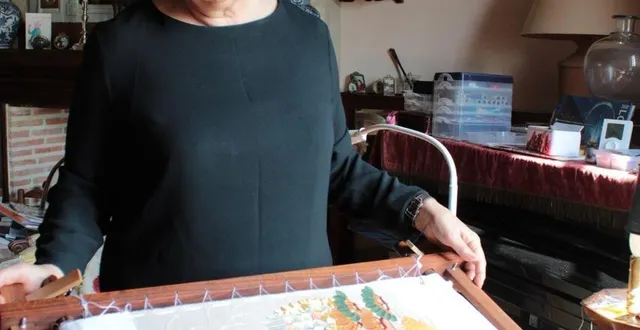 photo  patricia le feuvrier, maire de mont-ormel, avec un de ses ouvrages de broderie nuido.  &copy;  ouest-france 