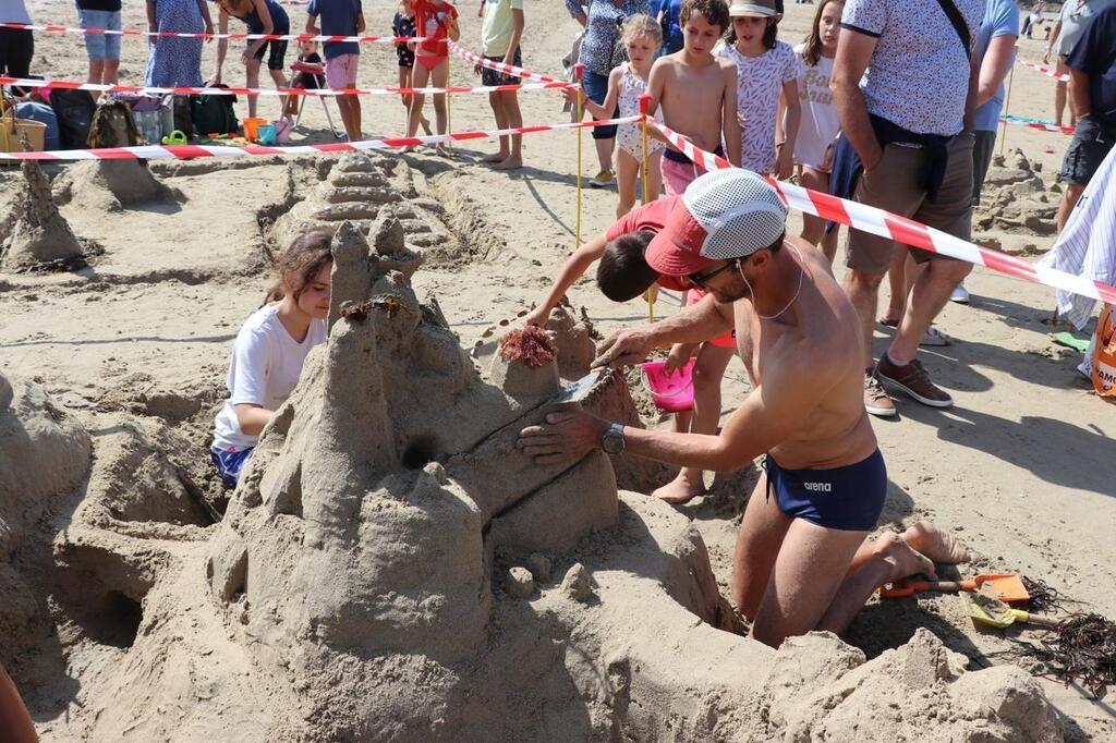 Deux Garçons Construisent Des Châteaux De Sable Sur La Plage En