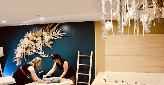 photo  la gérante (à droite) dans le salon rénové.  &copy;  le maine libre 