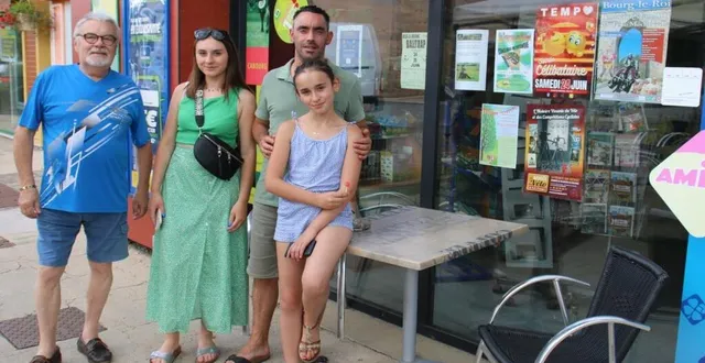 photo  patrick cotteaux et raphaël roger, accompagnés de jeunes bénévoles, flora et eden.  &copy;  ouest-france 